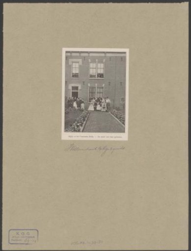 Inhabitants in the courtyard of the Constantiahofje in Amsterdam