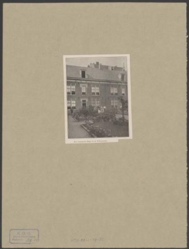 View of the courtyard of the Constantiahofje in Amsterdam