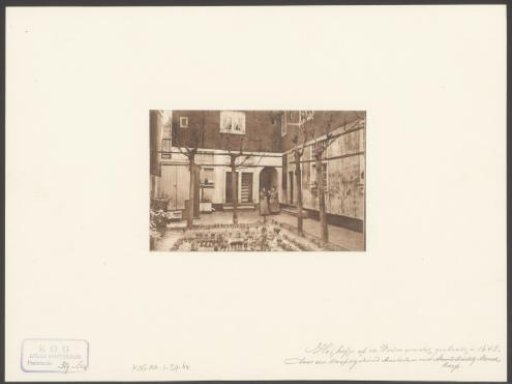 View of the courtyard of the Bossche Hofje and the Raepenhofje in Amsterdam