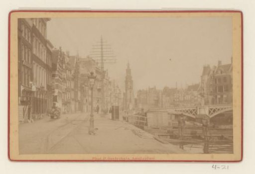 View along the Binnen-Amstel of the Halvemaanbrug and the Munttoren