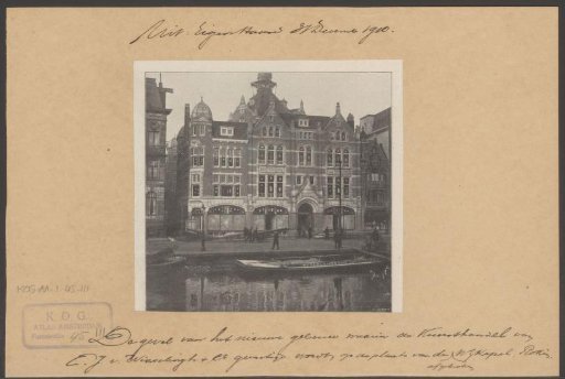 Facade of the art dealership E.J. van Wisselingh & Co, formerly the Nieuwezijds Chapel