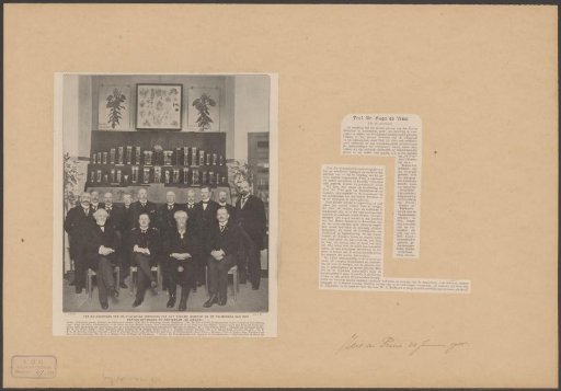 Group portrait of dignitaries at the inauguration of the Palm House in the Hortus Botanicus in Amsterdam