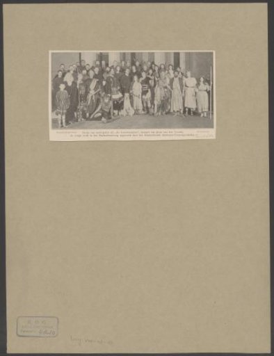 Group portrait of actors before the performance of Leeuwendalers