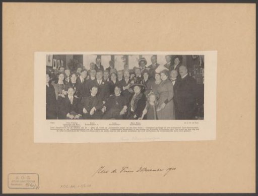 Group portrait at the opening of an exhibition on Louis Bouwmeester in the premises of De Kunstenaarskring in Amsterdam