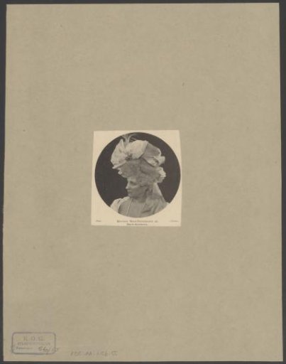 Portrait of Theo Mann-Bouwmeester as Marie Antoinette in the play Marie-Antoinette