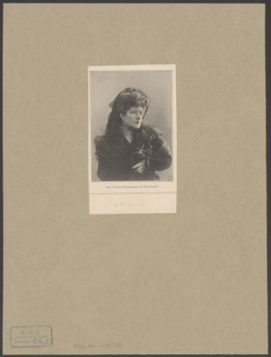 Portrait of Theo Mann-Bouwmeester as Mary I of Scotland in the play Mary Stuart