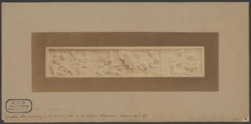 Facade stone with photographing putti