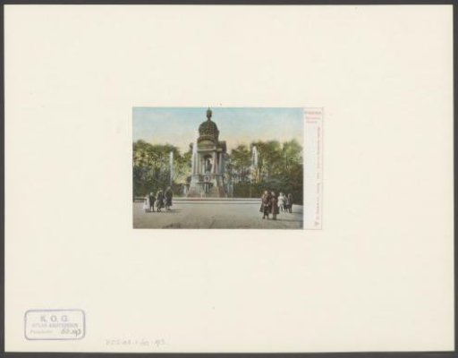 Children in front of the Sarphatimonument in the Sarphatipark in Amsterdam