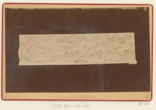 Frieze on the facade of the Droogbak, with putti with a triumphal chariot and various attributes