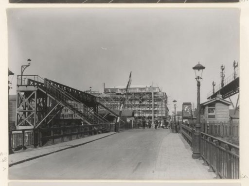 Railway crossing on the Dijksgracht with a view of the warehouse De Zwijger under construction