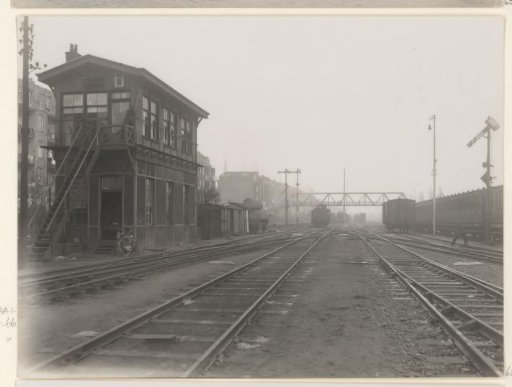 Signal box B and pedestrian bridge over the railway at Beukenweg, Amsterdam