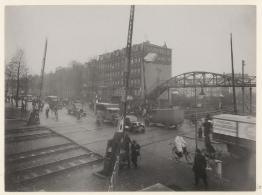 Traffic at the railway crossing at Linnaeusstraat, Amsterdam