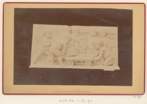 Frieze on the facade of the Droogbak, with putti by a wagon for a steam locomotive