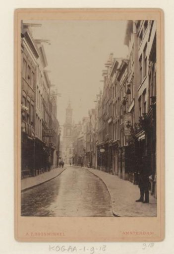 View of the Kalverstraat and the Munttoren