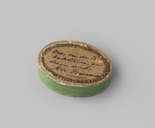 Oval medal box