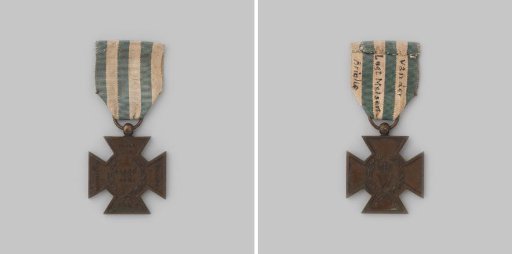 Decoration (four-armed cross) for honorable, long and actual service in the civic guard as an officer, for fifty years of service, worn by J. van der Lugt Melsert, commandant in Brielle