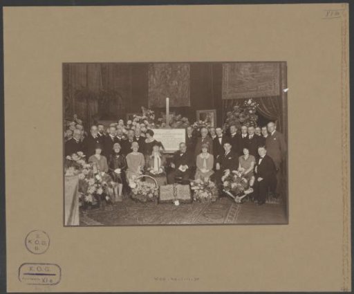 Group photo in the auction house of Antonius Wilhelmus Mari Mensing