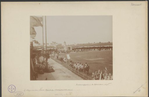 Procession passes the queen at the Ridderhofspelen, 1896