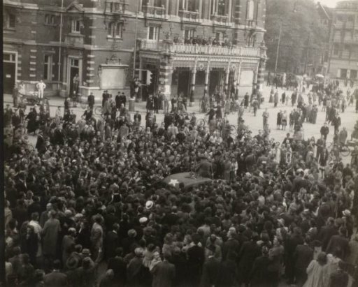 Canadian soldiers among a crowd of Amsterdamers on the Leidseplein