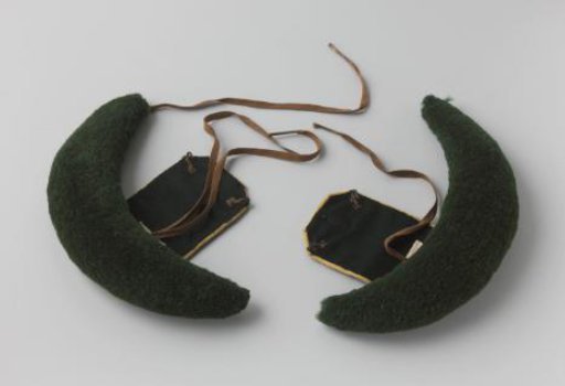 Wings, half-round of green wool and blue cloth lining with shoulder flap, for a hunter or volunteer hunter