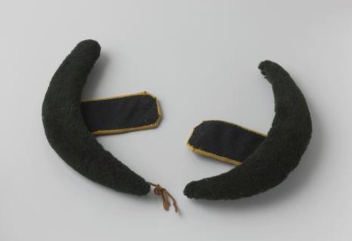 Wings, half-round of green wool lined with green cloth, for hunters or volunteer hunters
