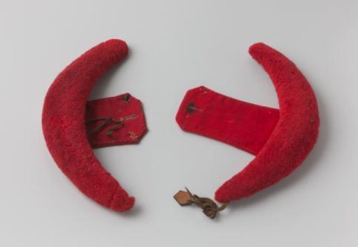 Wings, half-round of red wool lined with dark blue cloth, for grenadier and flanking grenadier coats