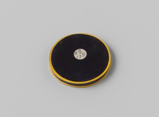 Box accompanying a bronze medal