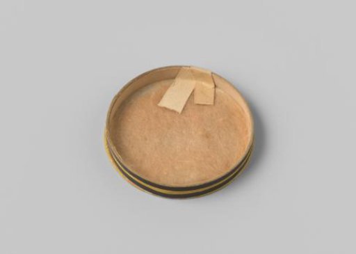 Box belonging to a bronze medal