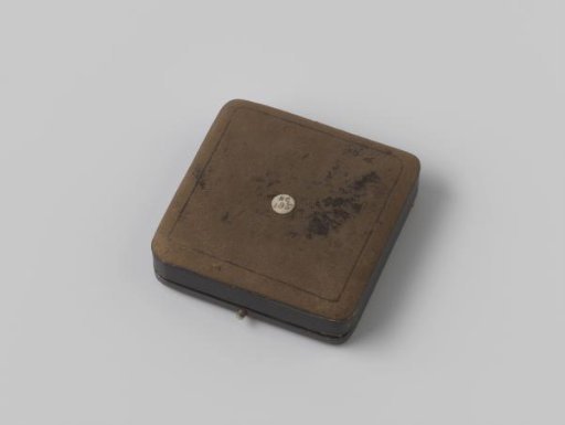 Box belonging to a silver medal