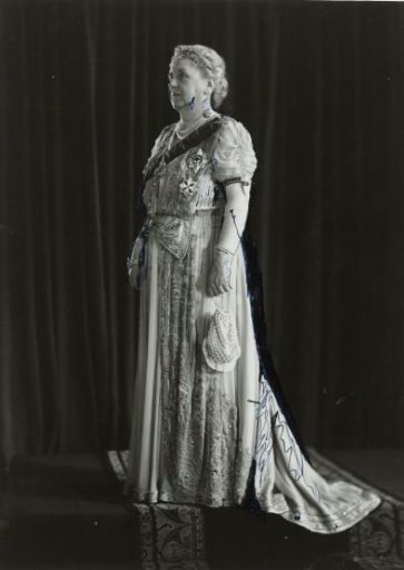 Queen Wilhelmina posing with the Order of William