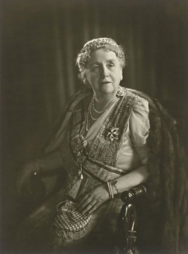 Queen Wilhelmina posing with the Order of William