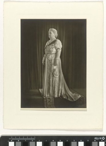 Queen Wilhelmina posing with the Order of William