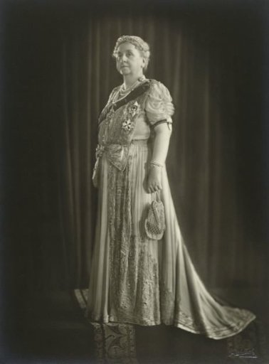 State portrait of Queen Wilhelmina with the English Order of the Garter and the Military Order of William