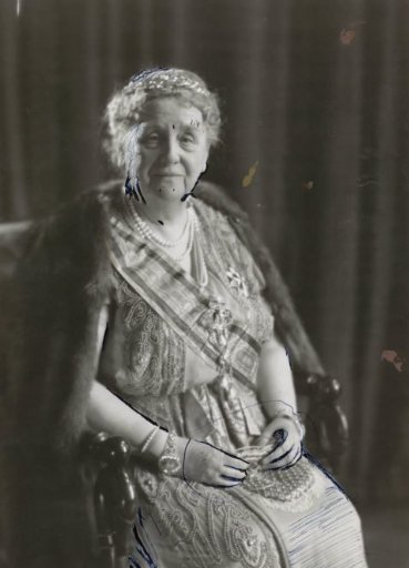 Queen Wilhelmina posing with the Order of William