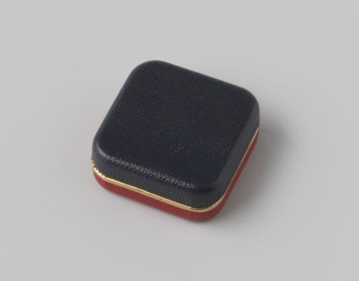 Box belonging to the commemorative medal for the 250th anniversary of the discovery of Samoa by Jacob Roggeveen