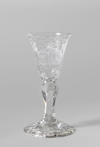 Wine glass with the coat of arms of the States-General and the flag of the United States