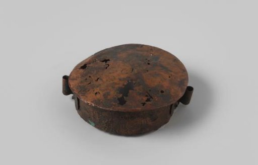 Lid of a powder flask from the wreck of the East Indiaman Hollandia