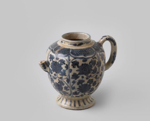 Winepot or kendi of Chinese porcelain from the wreck of the Dutch East Indiaman Witte Leeuw