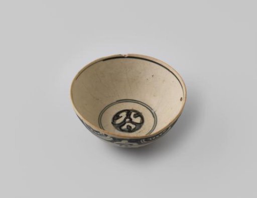 Bowl of Chinese porcelain from the wreck of the Dutch East Indiaman Witte Leeuw