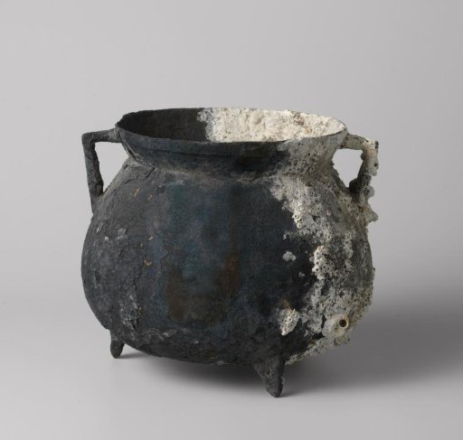 Cooking pot or grape on legs from the VOC ship 'Witte Leeuw'