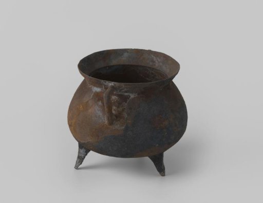 Cooking pot or grape on legs from the VOC ship 'Witte Leeuw'
