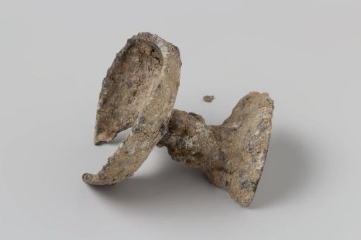 Cup on a foot from the VOC ship 'Witte Leeuw'