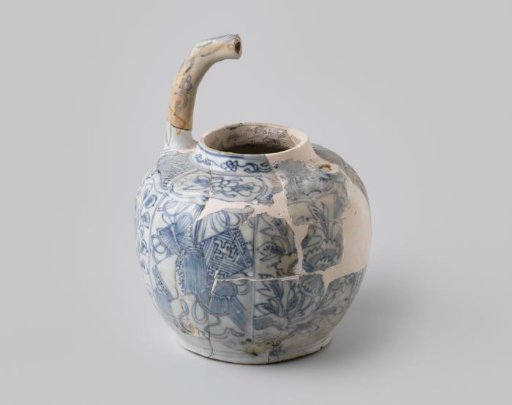 Winepot with handle of Chinese porcelain from the wreck of the Dutch East Indiaman Witte Leeuw