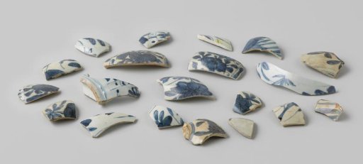 Fragments of Kraak porcelain from kendis from the VOC ship 'Witte Leeuw'