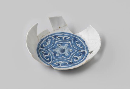 Fragment of a plate from the VOC ship 'Witte Leeuw'