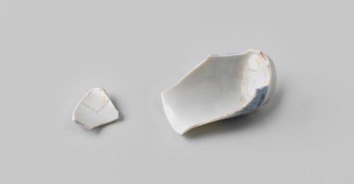 Fragments of a wine bowl from the VOC ship 'Witte Leeuw'