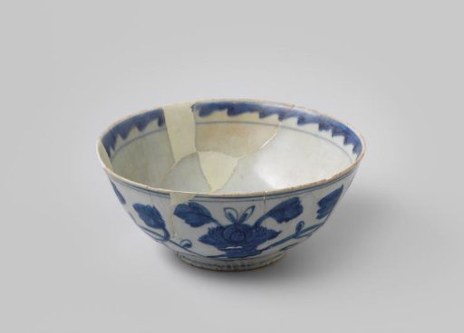 Large bowl of Chinese porcelain from the wreck of the Dutch East Indiaman Witte Leeuw