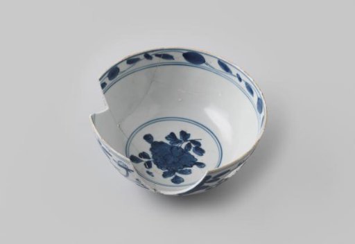 Fragment of a bowl from the VOC ship 'Witte Leeuw'