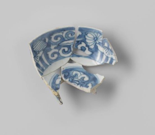 Fragment of a Porcelain Bowl from the VOC Ship 'Witte Leeuw'