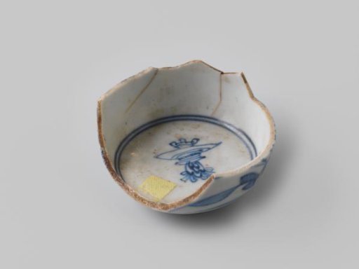 Fragment of a bowl from the VOC ship 'Witte Leeuw'